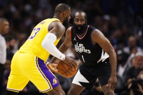 爱游戏-包含詹姆斯迎来十二赛季出色发挥，快船观众热烈欢呼！赛场气氛高涨的词条