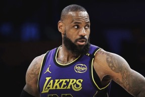 爱游戏体育-败北引发热议！，詹姆斯在独行侠比赛中爆冷引发球迷热议(东契奇首秀独行侠爆冷)