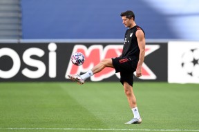 爱游戏-莱万多夫斯基回归赛场，战术调整首场状态亮眼，DWG观众沸腾！的简单介绍