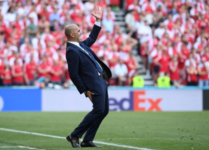 包含德布劳内赛事官方发布问鼎冠军新规，MAD争议不断！的词条